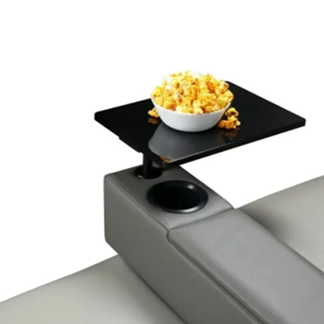 Detalhe da mesa de apoio removível junto ao braço da poltrona